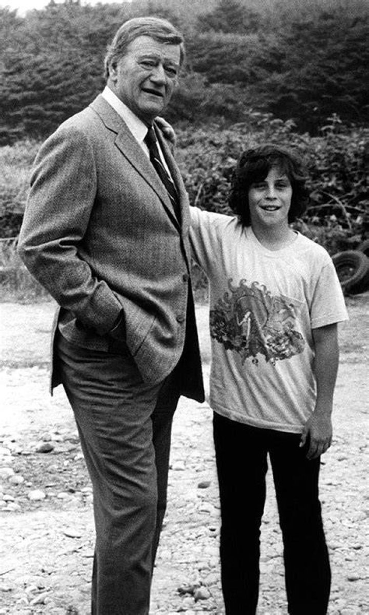 JOHN WAYNE’S SON ETHAN REMEMBERS THE WESTERN SCREEN ICON Hot News