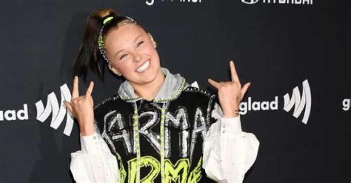 JoJo Siwa Divides Fans By Pretending She's Pregnant