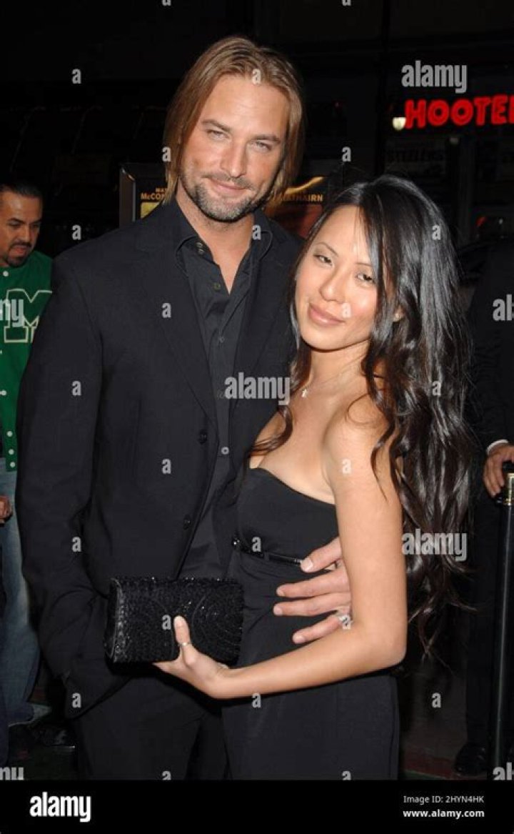 Josh Holloway eşi Yessica Kumala ile birlikte plajda Magazin