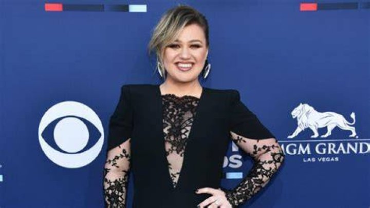 Kelly Clarkson says she looks like she had a 'boob job' in new 'Voice