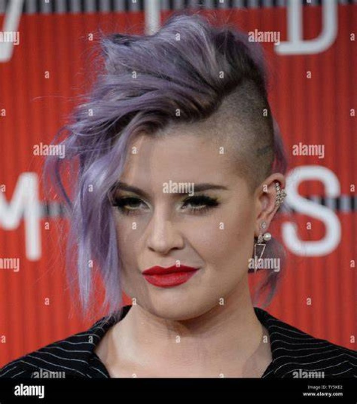 Kelly Osbourne's net worth, siblings, weight loss, then and now pic