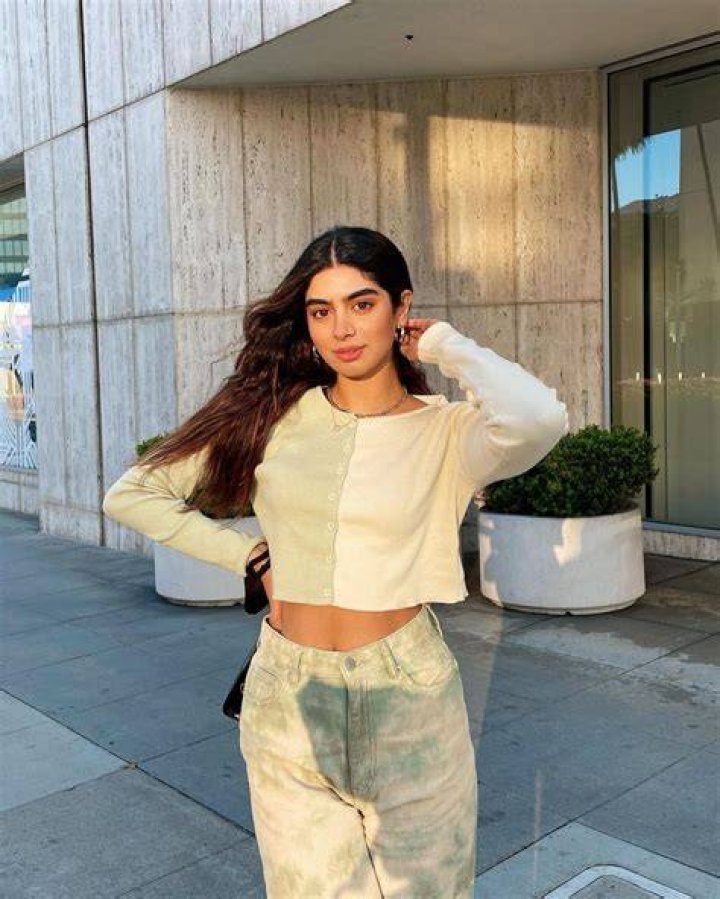 Khushi Kapoor Looks Super Chic In Pantsuit Worn With Bra, See The Star