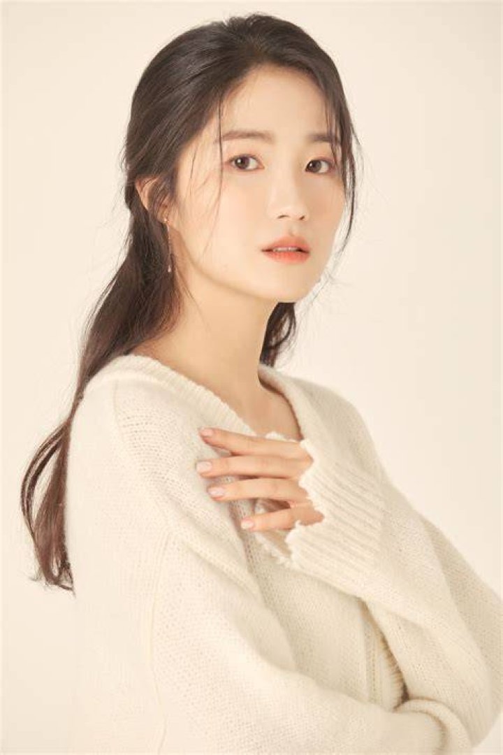 Kim Hye Yoon Tells a Secret to Be in the Same Frame as Tall RO WOON&middot;Lee