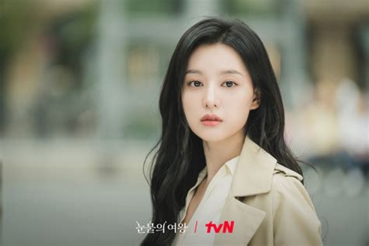 Kim Ji Won tuổi 31 được khen trẻ như thời đ&oacute;ng phim Những người thừa kế
