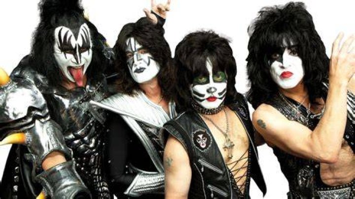 KISS LA BANDA M&Agrave;S CALIENTE DEL MUNDO ACE FREHLEY Y LARA COVE CELEBRAN