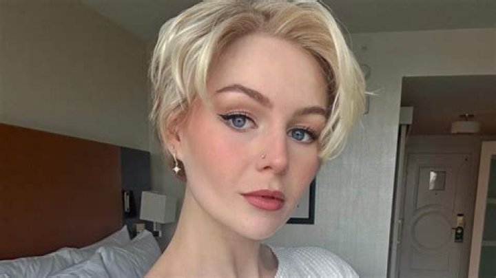 Kristina Collins aka Kallmekris GodCreatedWoman