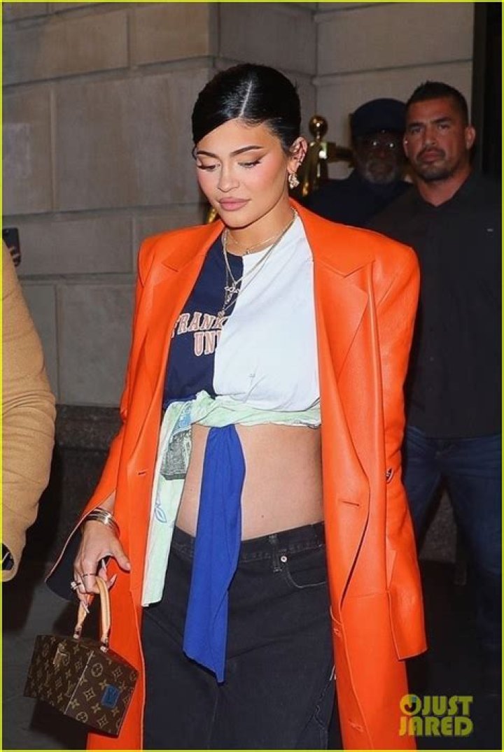 Kylie Jenner flaunts her tiny waist on Instagram Daily Mail Online