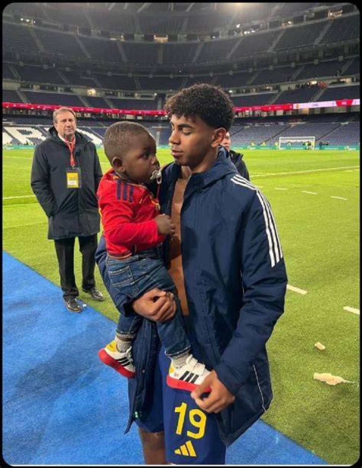 Lamine yamal with his son r/soccercirclejerk