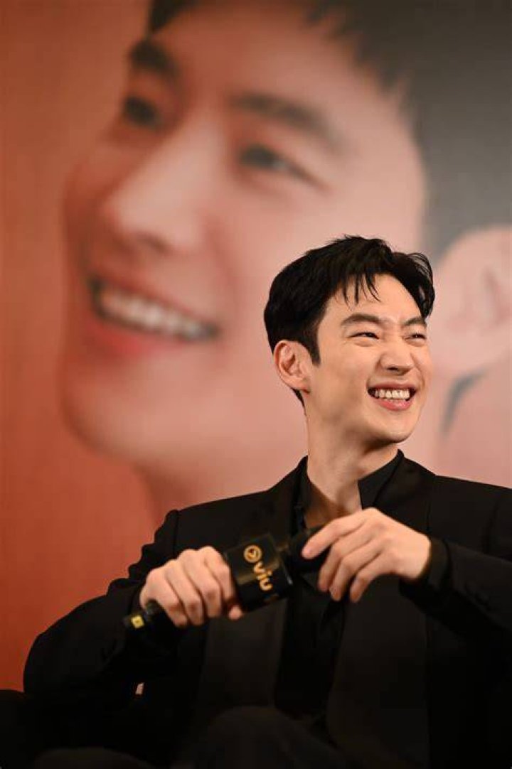 Lee JeHoon Calls S'pore One Of Favourite Countries To Visit, Surprised