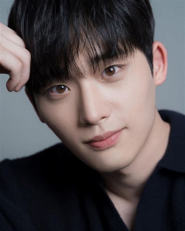 Lee Jonghyuk Movies, Bio and Lists on MUBI