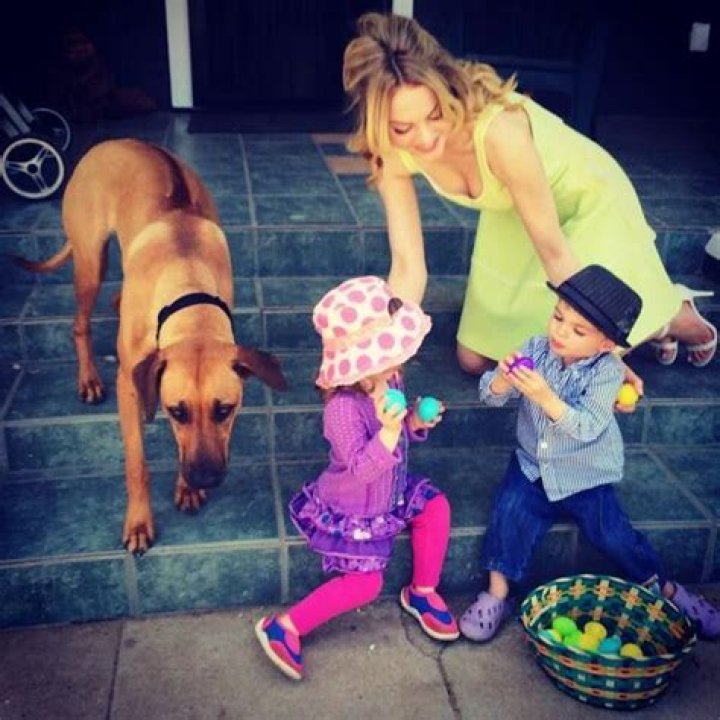 Liz Gillies with kids Chicas