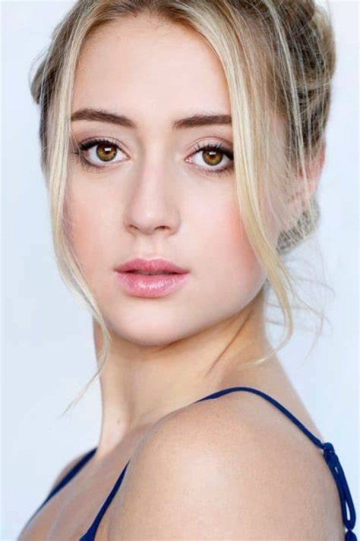Lizze Broadway Bio & Wiki Net Worth, Age, Height & Weight