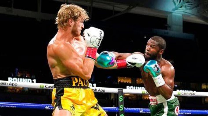 Logan Paul vs Floyd Mayweather staredown