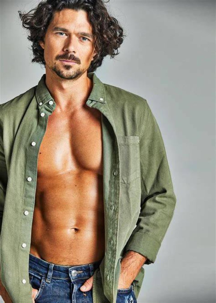 Luke Arnold stars as John Silver in Black Sails (STARZ 201417) Luke