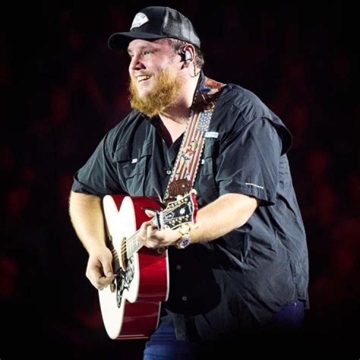Luke Combs net worth, age, spouse, songs, awards, labels, profiles