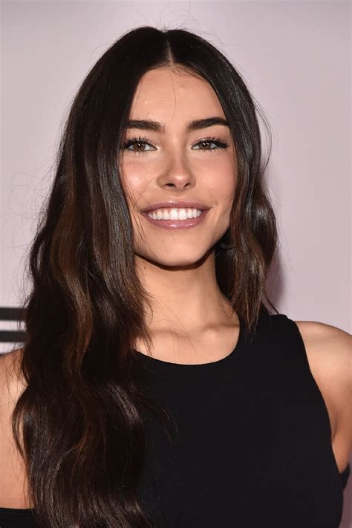 Madison Beer montre en vid&eacute;o comment calquer son maquillage glowy