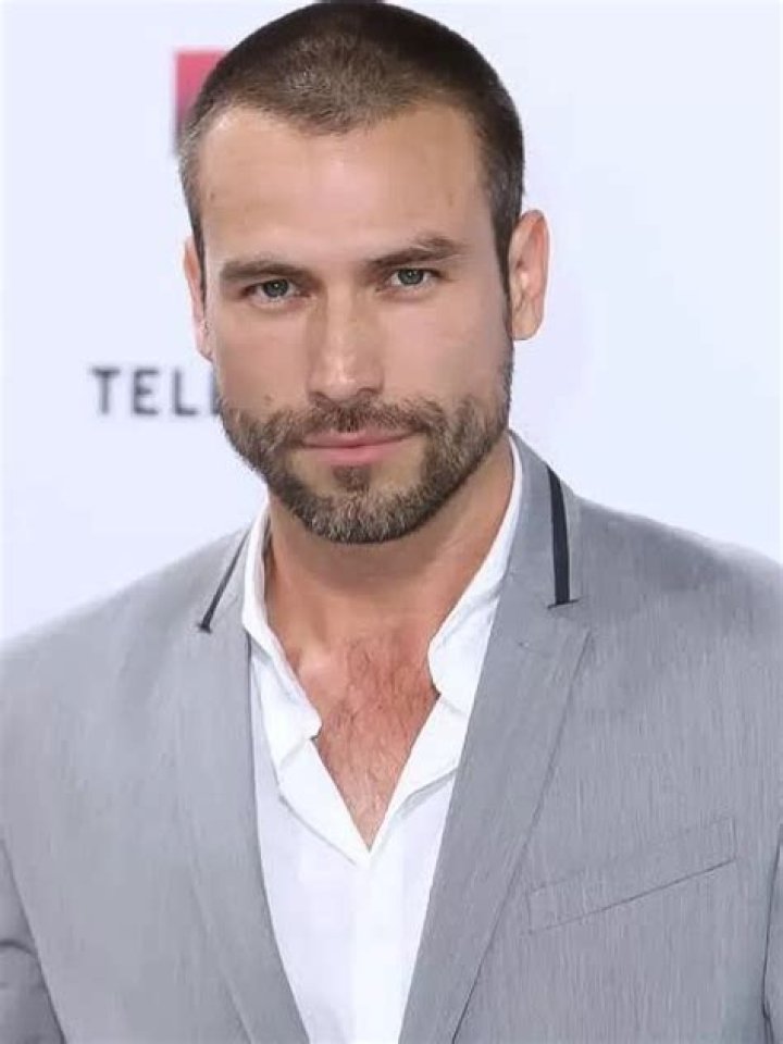 MALE CELEBRITIES Mexican hunk actor Paulo C&eacute;sar Quevedo shirtless hotness