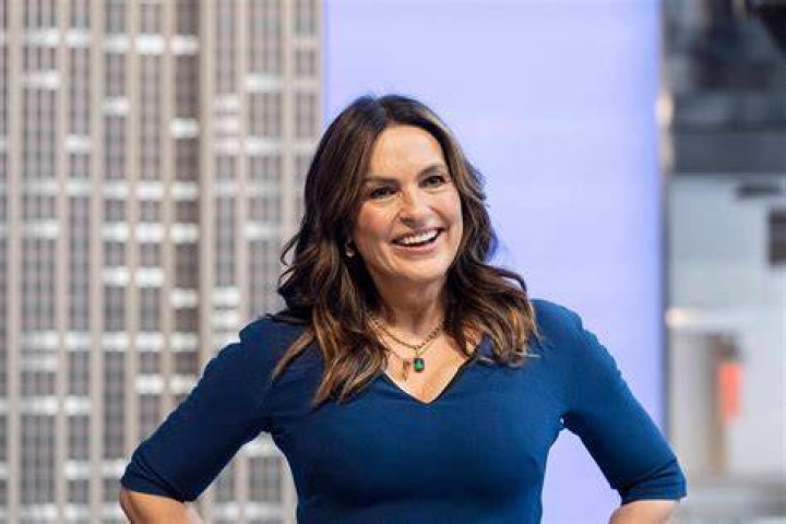 Mariska Hargitay channels her bombshell mom Jayne Mansfield as she