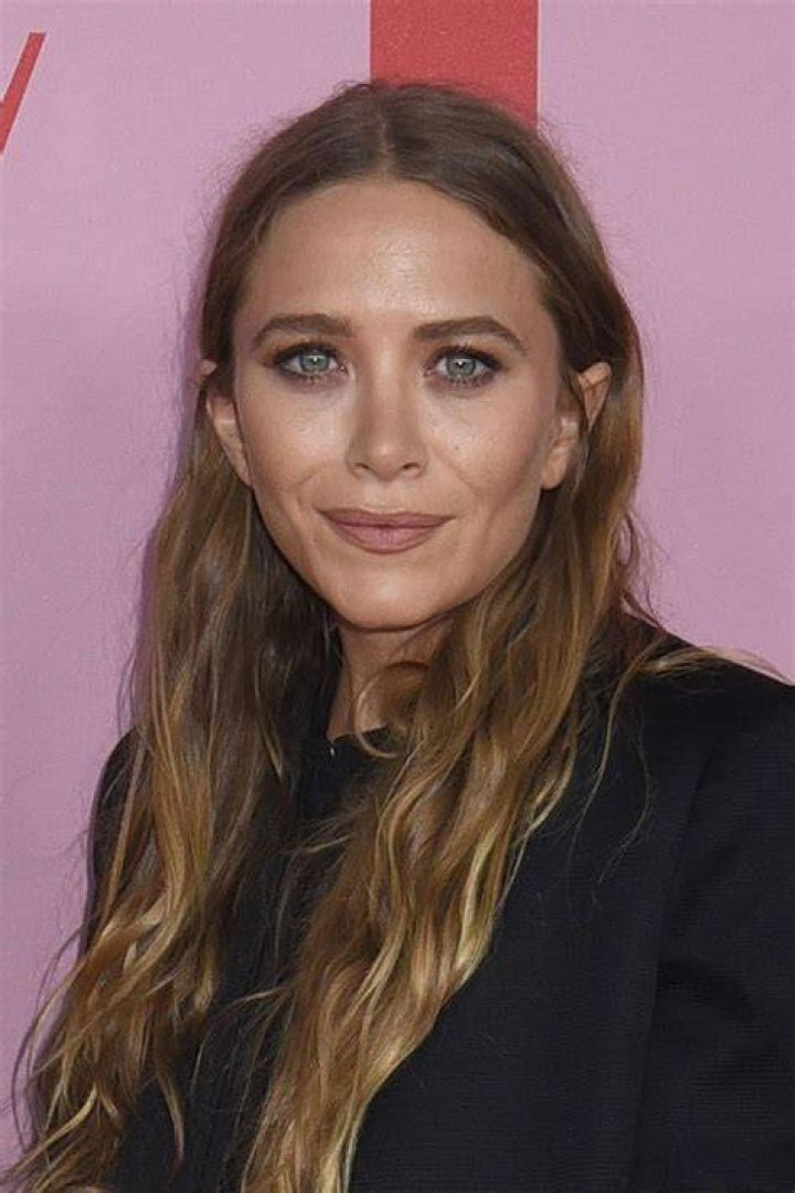 MaryKate Olsen makes rare appearance in colorful outfit CNN