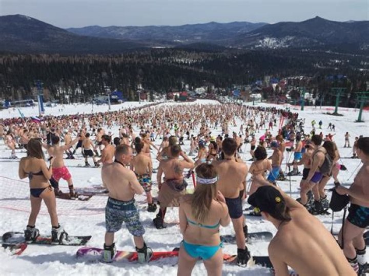 Mass bikini skiing Sochi’s winter resort hit by naked heat wave