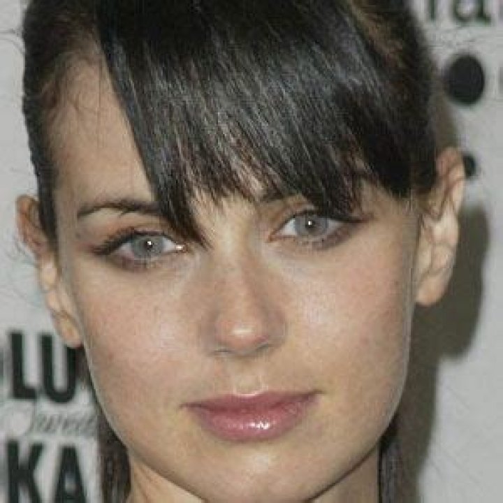 Mia Kirshner Height, Age, Body Measurements, Wiki