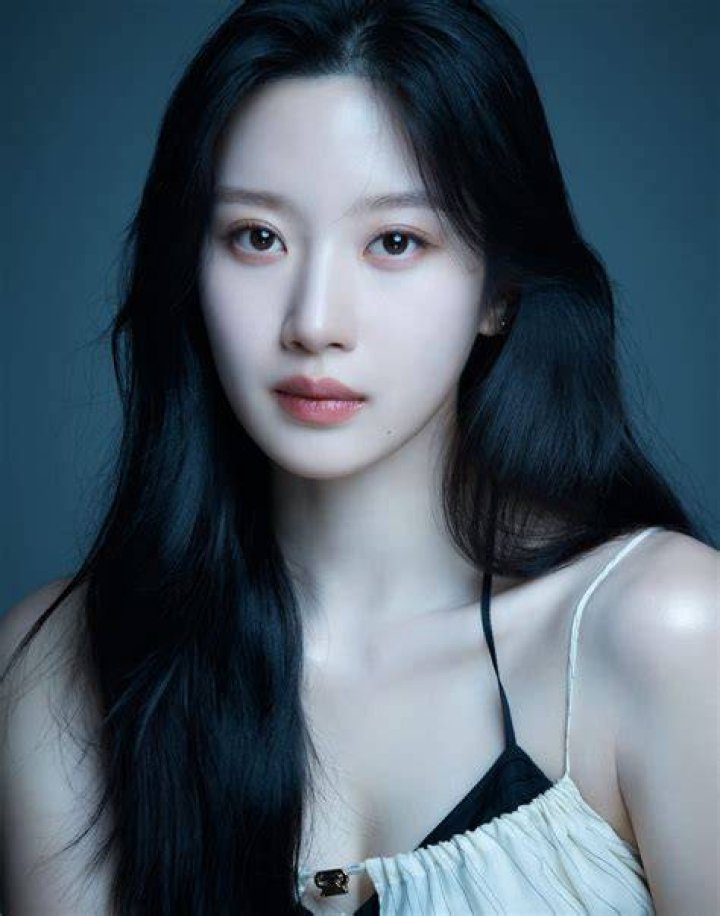 Moon Ga Young Bagikan Foto Profil Terbaru KoreanIndo