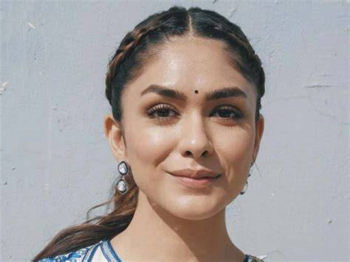 Mrunal Thakur Opens Up About Her Relationship With Arjit Taneja Deets