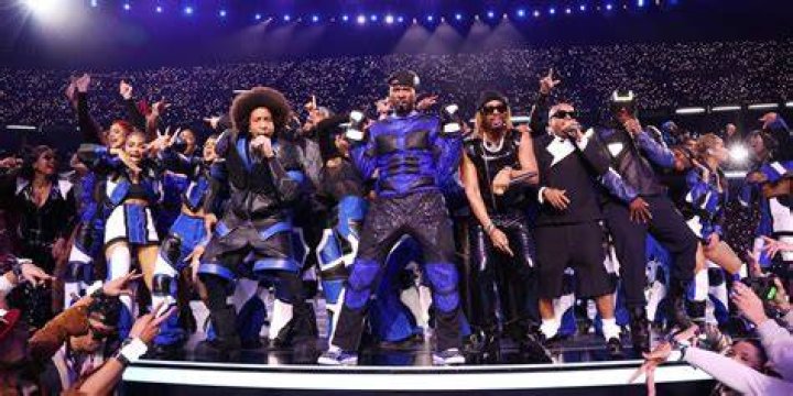 【NFLスーパーボウル2024】アッシャーのハーフタイムショーをレポート! 観客席にはテイラー・スウィフトの姿も (ELLE DIGITAL