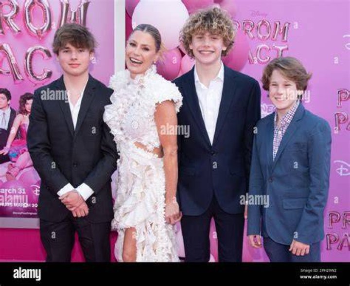 Oliver McLanahan Phillips Inside The Life Of Julie Bowen's Son Dicy