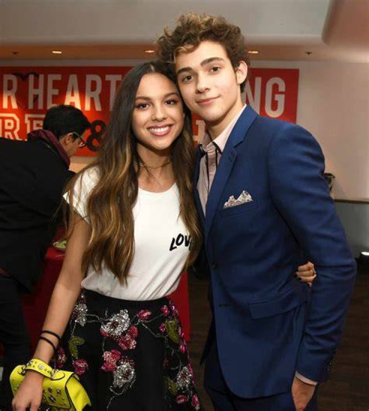 Olivia Rodrigo and Joshua Bassett sing in HSM the series