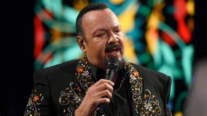 Pepe Aguilar hoy cumple 52 años y ellas son las mujeres de las que se