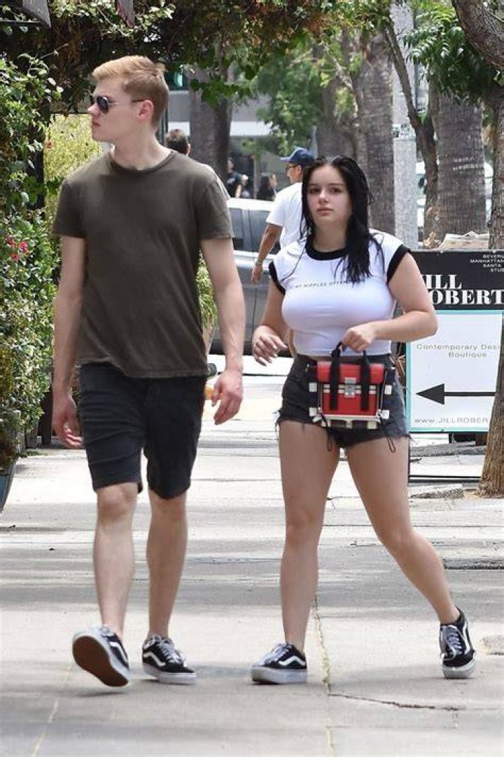 Photo ariel winter levi meaden hold hands confirm relationship 01