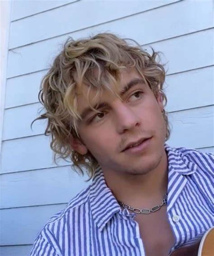 Pin di Nishtha su Gavin Casalegno Ragazzi carini, Ragazze, Estate