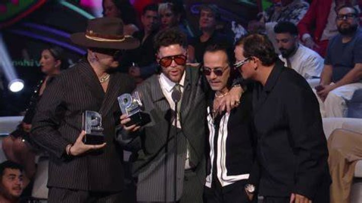 Premios Juventud la reacci&oacute;n de Farruko al recibir un premio por "Pepas"