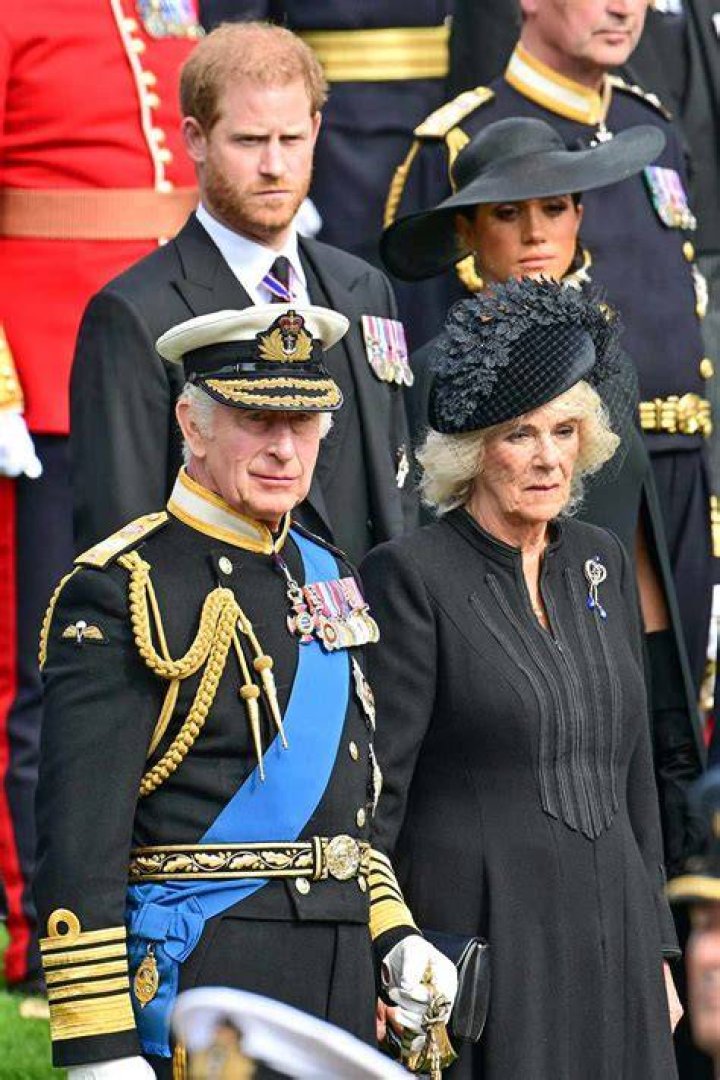 Queen Elizabeth In Mourning After Suffering Devastating Loss