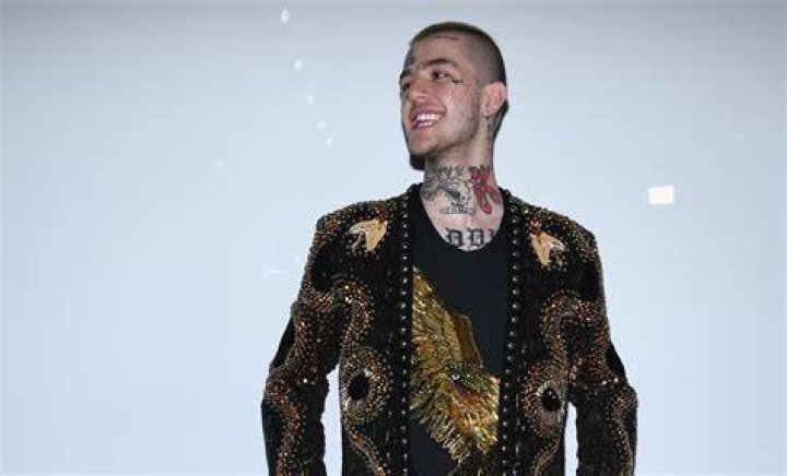 Rapper Lil Peep Dies at 21&mdash;and His Ex Bella Thorne Is Speechless E! News