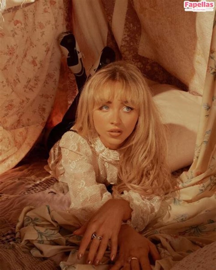 Sabrina Carpenter Nude Leaks Girl Centre