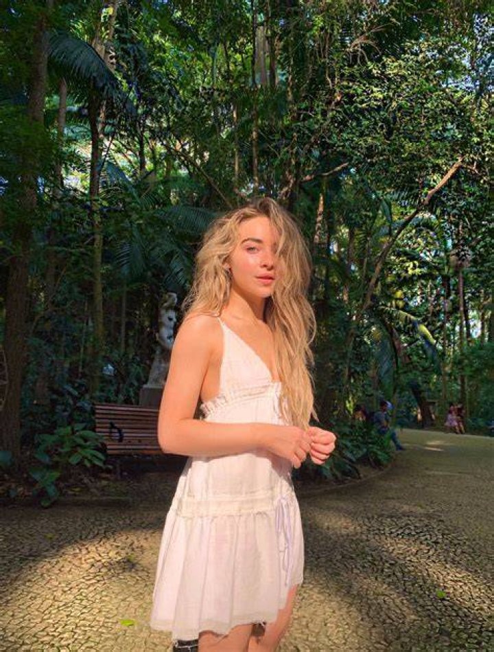 Sabrina Carpenter on Twitter Girl, Sabrina carpenter, Fashion