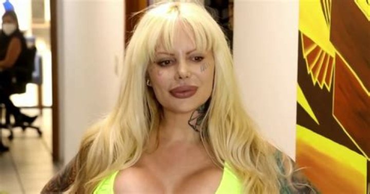 Sabrina Sabrok se somete a cirug&iacute;a en el rostro; luce irreconocible