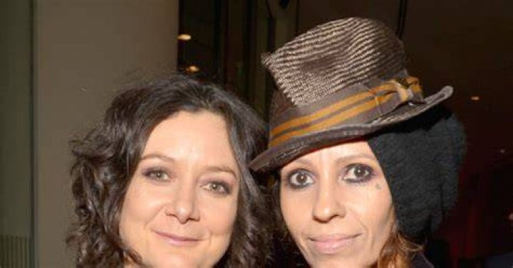Sara Gilbert Marries Longtime Girlfriend Linda Perry E! News
