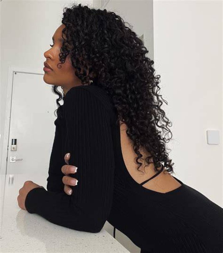 Sayria Jade on Instagram “Dark hair is my fave 🖤” Curly hair styles