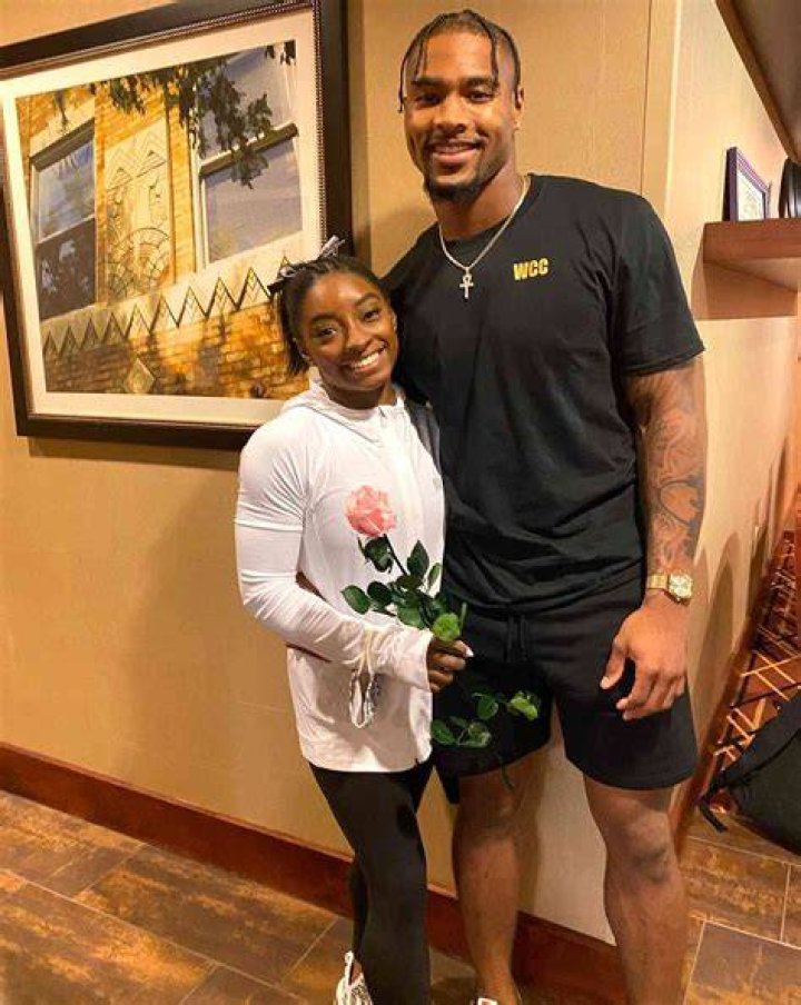 Simone Biles Teaches Boyfriend Jonathan Owens Her Workout Routine