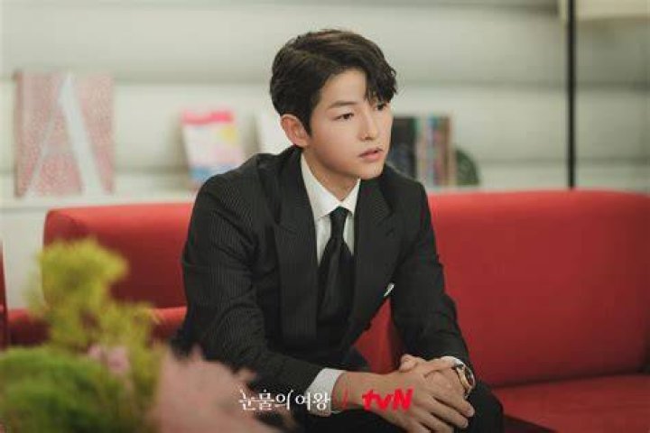 Song Joong Ki Sits Down For A Secretive Meeting With Kwak Dong Yeon In