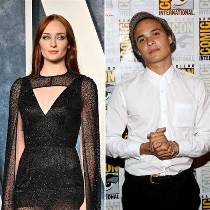 Sophie Turner &eacute;s Frank Dillane randev&uacute;znak? A romantikus pletyk&aacute;k