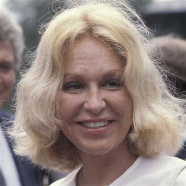 SwashVillage Joan Kennedy Biographie