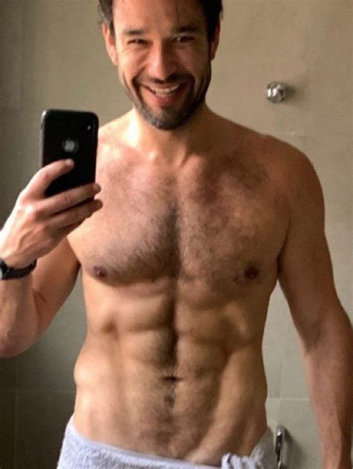 Sérgio Marone deixa seguidores animados com foto só de toalha
