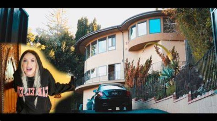 Tana Mongeau reality house