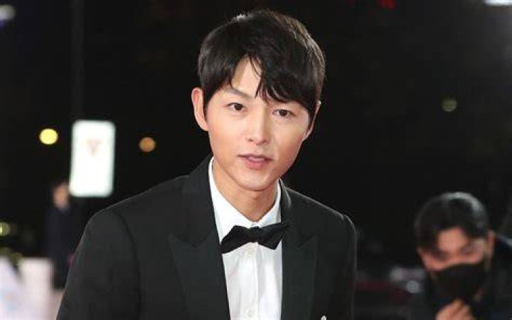 Terduga Pacar Song Joong Ki Katy Louise Saunders Dirumorkan Telah
