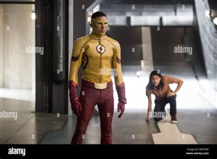 The Flash Season 3 Keiynan Lonsdale's Wally West Suits Up As Kid Flash