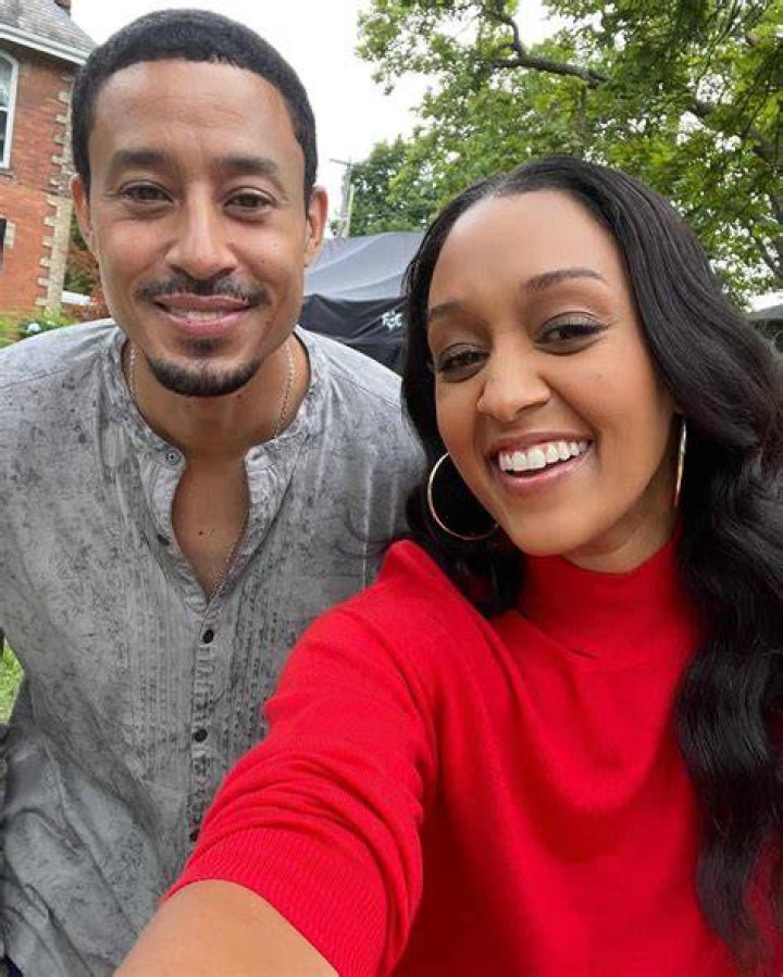 Tia Mowry Reunites with Her 'Grandpa' from 'Seventeen Again'